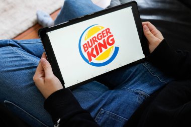Bordeaux, Aquitaine / Fransa - 11 25 2019: Burger King tablet tablet tabelaları fast food restoranı