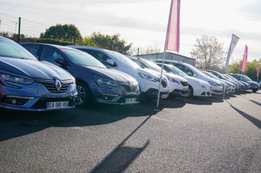 Bordeaux, Aquitaine / France - 12 04 2019: Renault arabaları galeride ikinci el olarak kullanıldı