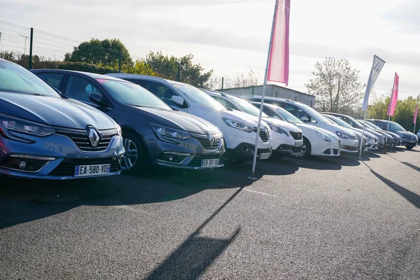 Bordeaux Aquitaine France 2019 Renault Cars Second Hand Exposed Showroom — Stock Photo, Image