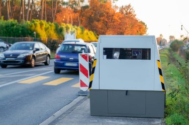 Polis karayolu trafiğini kontrol etmek için yol aracında Radar otomatik hız kontrol kamerası