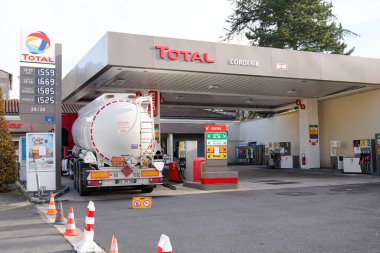 Bordeaux, Aquitaine / France - 12 03 2019: toplam tanker kamyonu servis istasyonunu doldurdu