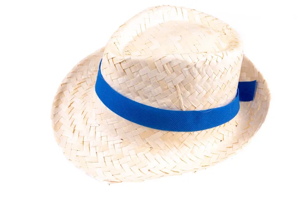 白い背景のビューに青いリボン付きの麦藁帽子 — ストック写真