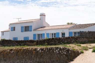 Fransa 'nın batısındaki Pays de la Loire' da Noirmoutier en iie adasındaki kumsal mavi panjuru.