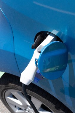 Mavi modern elektrikli araba aküsünün şarj gücü