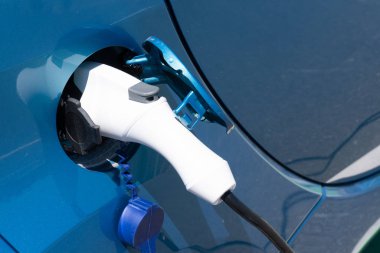 Modern elektrikli araba aküsü şarj ediliyor. Otomobil güç kaynağı hibrit araç için şarj ediliyor.