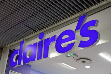 Bordeaux, Aquitaine / France - 12 04 2019: Claires mağaza logosu Claire 'in Amerikalı aksesuar ve kuyumcu kızları ve ergen dükkanları