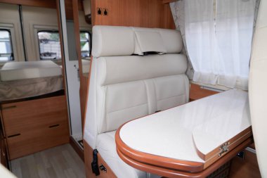 Campervan iç mekan masa tahtadan modern yeni karavan evi vanlife