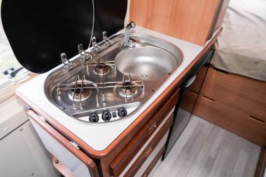 Karavanda modern lavabolu bir karavan mutfağı var.