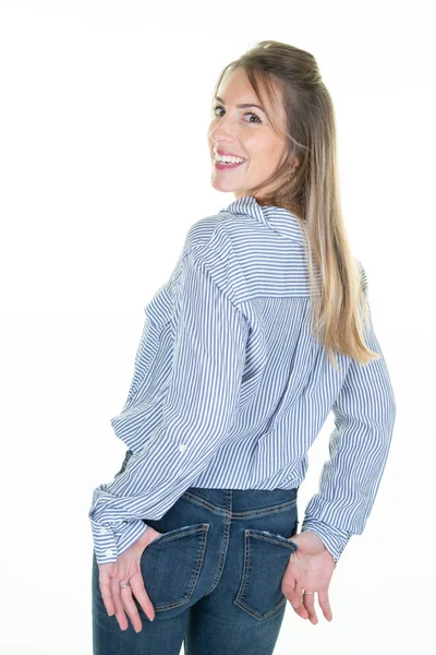 Uśmiechnięta Szczupła Kobieta Ubrana Niebieską Bluzkę Spodnie Jeansowe Stoi Białym — Zdjęcie stockowe