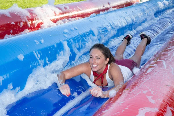 Sonriente Deporte Forma Mujer Tobogán Carrera Obstáculos Agua —  Fotos de Stock