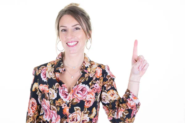 Sonriente Mujer Joven Atractiva Señalando Dedo Índice Lado Espacio Copia — Foto de Stock