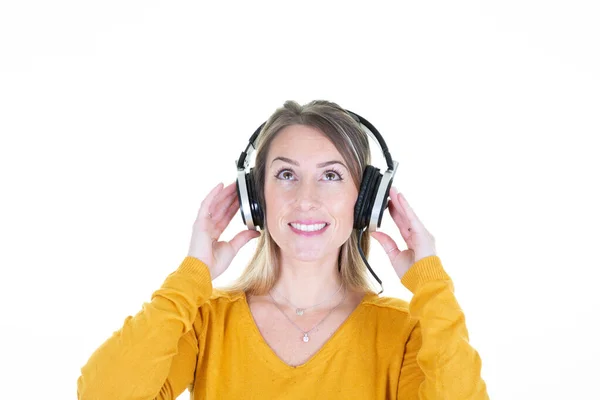 Χαρούμενη Νεαρή Γυναίκα Απολαμβάνοντας Ακούγοντας Μουσική Στα Ακουστικά Κοιτάζοντας Ψηλά — Φωτογραφία Αρχείου