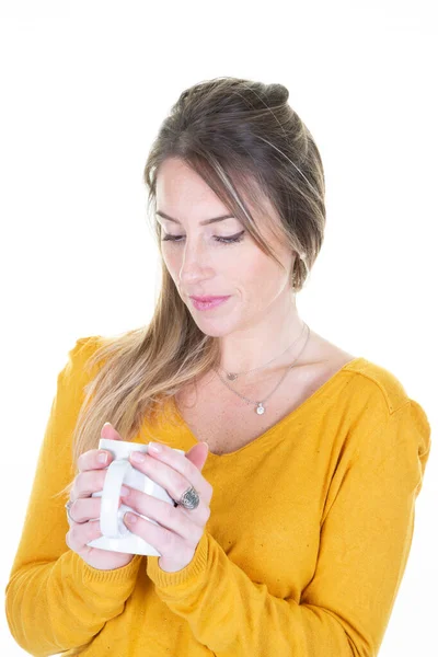 Jovem Mulher Sobre Isolado Branco Fundo Segurando Olhando Quente Caneca — Fotografia de Stock