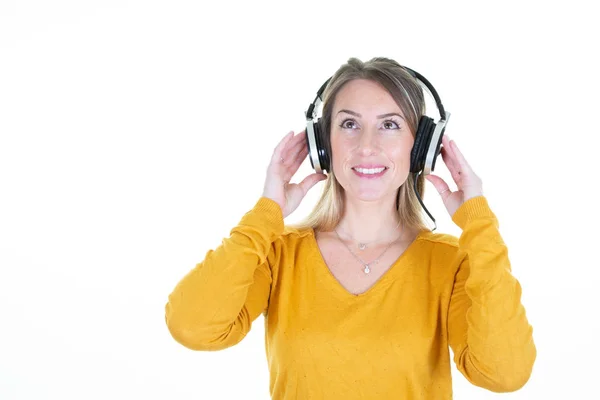 Jeune Jolie Femme Écouter Musique Dans Les Écouteurs Regardant Vers — Photo