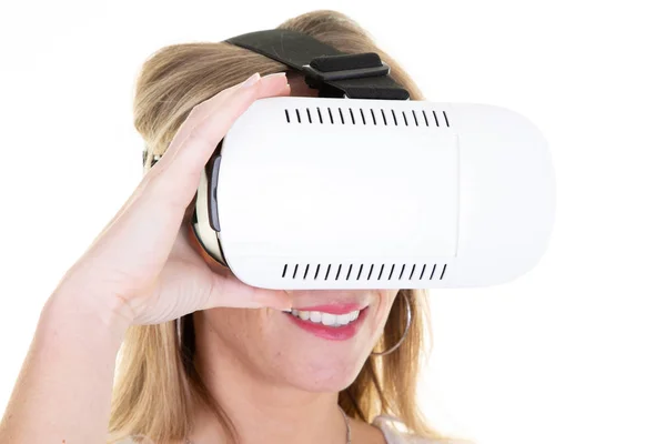 Женщина Очках Маска Испытывает Виртуальную Реальность Новое Развлекательное Устройство — стоковое фото