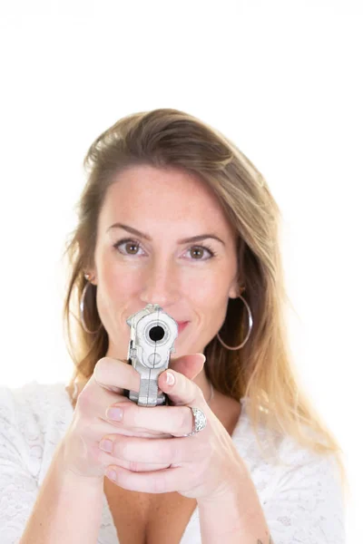 魅力的なブロンドの女性が銃を指差して — ストック写真