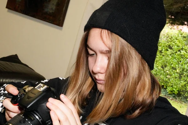 Retrato Bela Menina Adolescente Hipster Com Câmera Pela Janela Casa — Fotografia de Stock