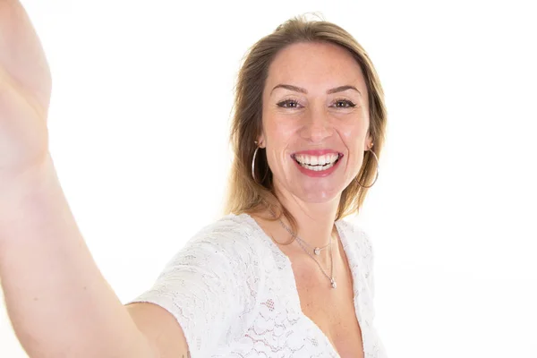 Hermosa Mujer Rubia Bonita Hacer Selfie Cámara Teléfono Sobre Aislado — Foto de Stock