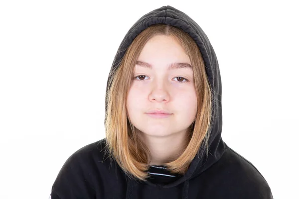 年轻的少女穿着黑色帽衫 棉质运动衫 白墙背景 — 图库照片