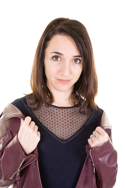 Retrato Bela Morena Jovem Mulher Couro Jaqueta Vermelha Fundo Branco — Fotografia de Stock