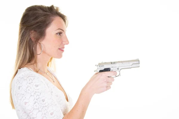 Νεαρή Γυναίκα Προφίλ Κρατώντας Όπλο Ασημένιο Προφίλ Χάλυβα Λευκό Φόντο — Φωτογραφία Αρχείου
