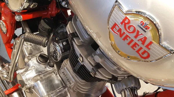 Bordeaux Aquitaine Frankrike 2019 Royal Enfield Logo Bränsletank Vintage Motorcykel — Stockfoto