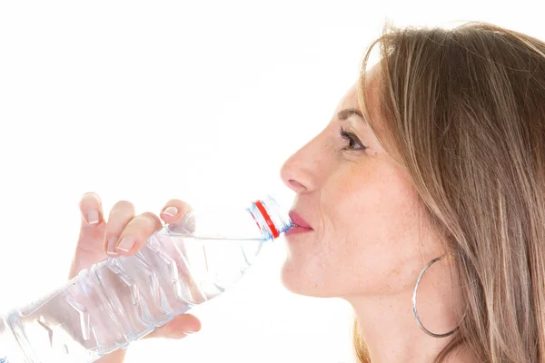 Belle Fille Eau Potable Pendant Formation Vue Latérale Rapprochée — Photo