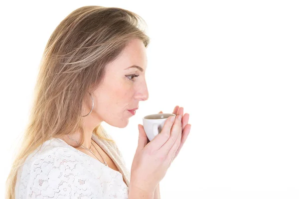 Junge Schöne Frau Profil Mit Tasse Kaffee Auf Weißem Hintergrund — Stockfoto