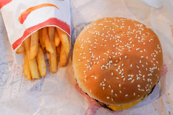 Гамбургер Картофель Фри Ресторане Быстрого Питания — стоковое фото