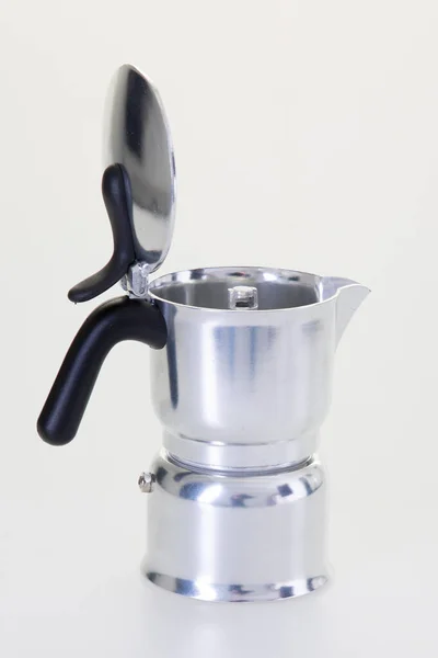 メタルイタリアのモカコーヒーポット Espresso Maker White Background — ストック写真