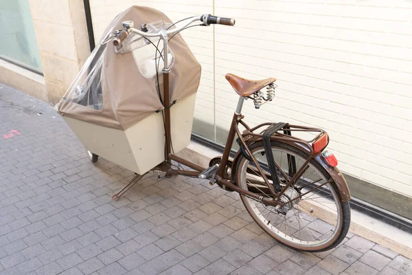 Cargo Kerékpár Közelkép Kerékpár Kosár Modern Divat Városi Közlekedés Parkol — Stock Fotó