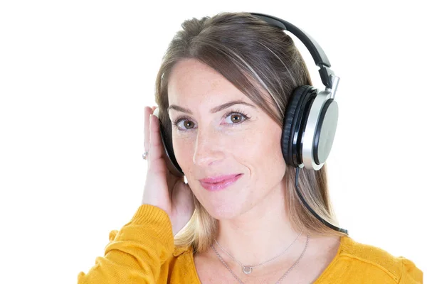 Χαρούμενη Ξανθιά Κοπέλα Ακούγοντας Μουσική Ακουστικά Λευκό Φόντο — Φωτογραφία Αρχείου
