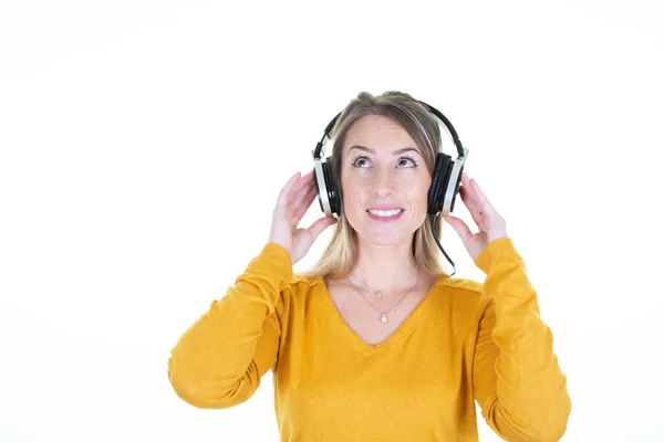 Όμορφη Ξανθιά Γυναίκα Ακούει Μουσική Ακουστικά Και Τραγουδά Λευκό Φόντο — Φωτογραφία Αρχείου