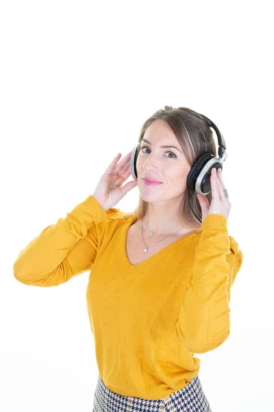 Ευτυχισμένη Νεαρή Γυναίκα Ακουστικά Λευκό Φόντο Χώρο Αντίγραφο — Φωτογραφία Αρχείου