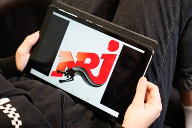 Bordeaux, Aquitaine / Fransa - 11 25 2019: nrj işaret levhası özel modern Fransız radyo istasyonu
