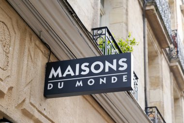 Bordeaux, Aquitaine / Fransa - 09: 24 2019: Mağaza mağaza Fransız dekorasyon zincirinde maisons du monde logosu işareti