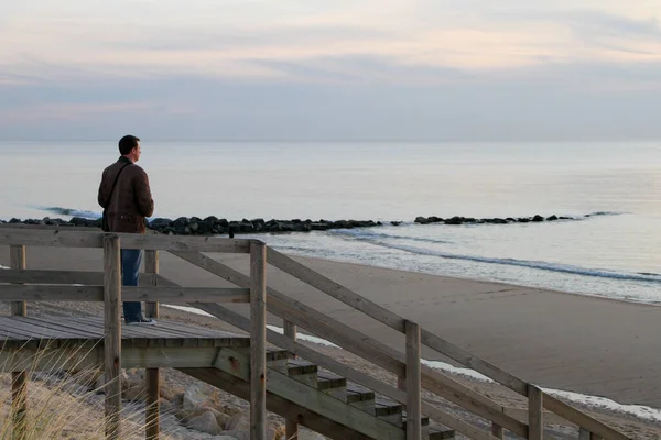 快乐英俊的男人在冬日眺望地平线大海大西洋在拉卡瑙海滩 — 图库照片