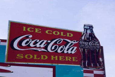 Bordeaux, Aquitaine / Fransa - 12 28 2019: antika Coca Cola reklamları logo kahve dükkanı logosu karbonatlı meşrubat karbonatlı meşrubat, ferahlatıcı içecek duvarı