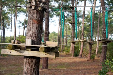 Halatlar ağaç tırmanma kursu kütükler köprüsü macera yüksek tel parkı