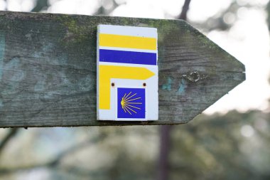 Bordeaux, Aquitaine / Fransa - 12 28 2019: Dünya 'daki hacılar için Camino de Santiago popüler güzergahının kabuk ve oku