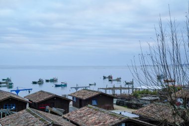 Fransız köyünde Arcachon 'un kış gündoğumu havzası. Kaptan Ferret' in yanında.