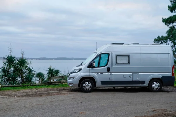 Campervan Σταθμευμένο Στην Παραλία Χειμώνα Ανατολή Του Ηλίου Vanlife Ημέρα — Φωτογραφία Αρχείου