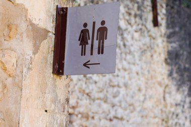 WC bina logosu. Şehir sokaklarında umumi tuvalet tabelası.