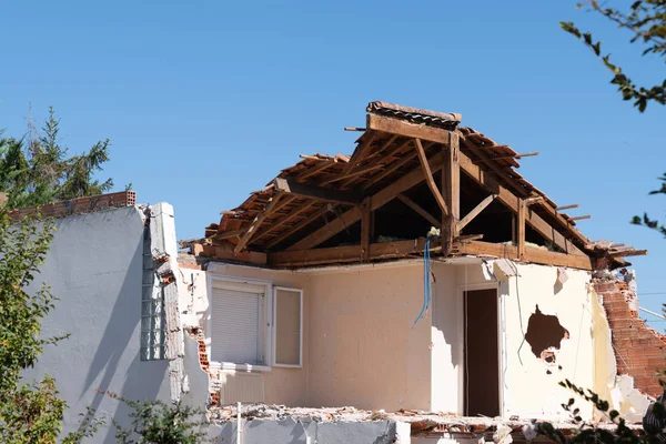 拆毁一座老房子而造成的建筑废物 — 图库照片