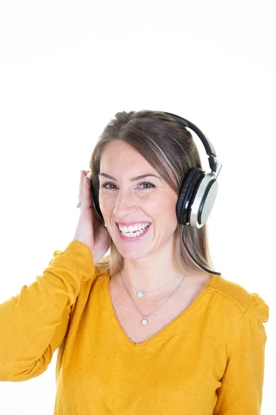 Menina Feliz Sorrindo Gosta Música Fones Ouvido Fundo Branco — Fotografia de Stock