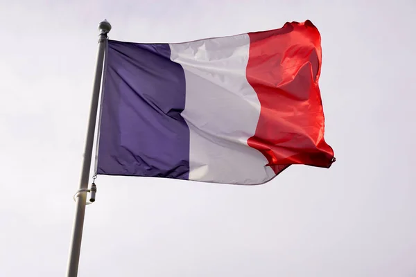 Флаг Франции Машущий Над Небом Голубым Белым Красным Цветом — стоковое фото
