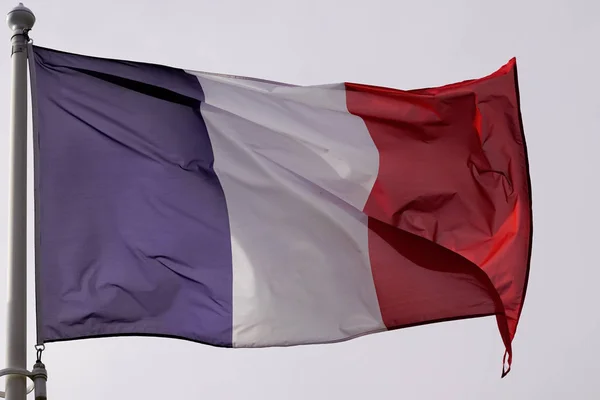 Azul Branco Vermelho Bela Bandeira Francesa Sob Céu Acenando Vento — Fotografia de Stock