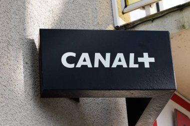 Bordeaux, Aquitaine / Fransa - 01 09 2020: Canal + Canal Plus + televizyon amblemi satış mağazası Fransız premium kanalı