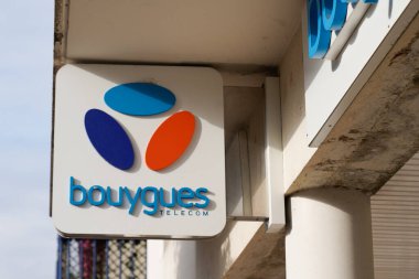 Bordeaux, Aquitaine / Fransa - 01 09 2020: Bouygues telekom dükkanında logo telefon operatörü