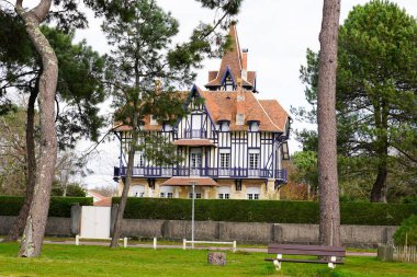 Fransa 'nın Andernos-les-bains sahilindeki Arcachon havzasının tipik lüks evleri.